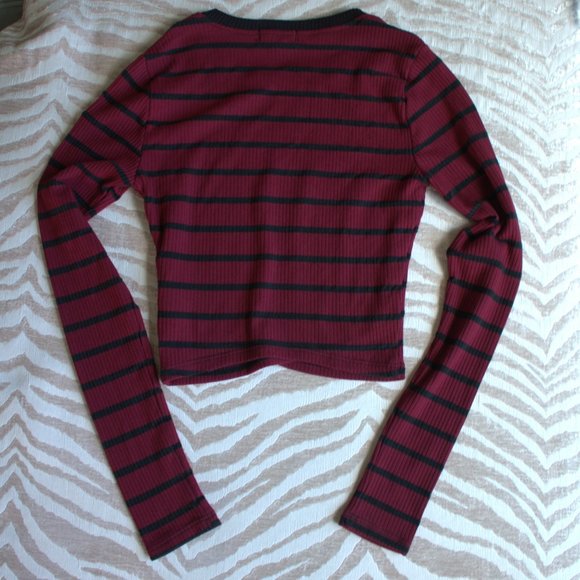 Bundle ✨2/$15 Silence + Noise Top | Black & Burgundy Crop Top - Picture 2 of 4